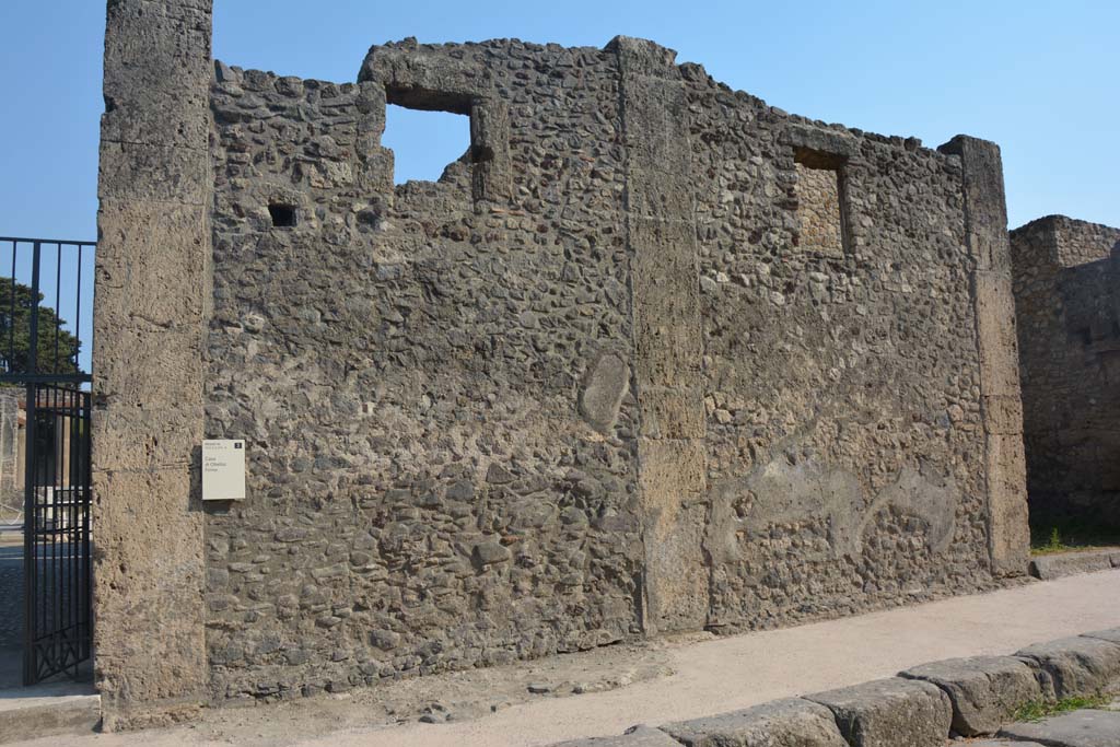 IX.14.4 Pompeii. July 2017. Front façade at west end of entrance doorway.
Foto Annette Haug, ERC Grant 681269 DÉCOR.
