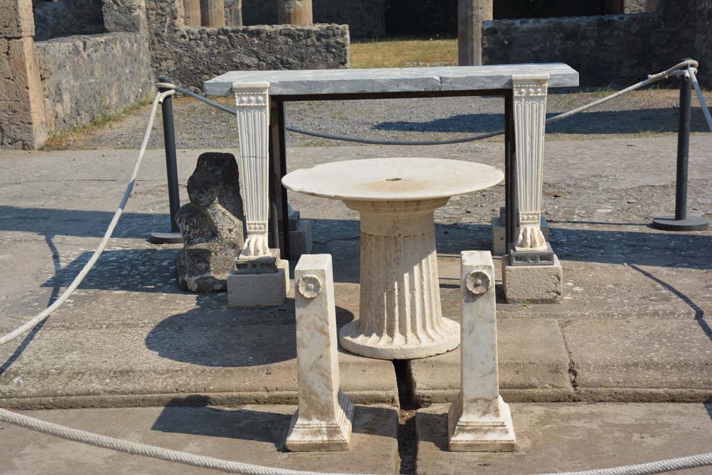 IX.14.4 Pompeii. July 2017. Items on south side of impluvium.
Foto Annette Haug, ERC Grant 681269 DÉCOR.
