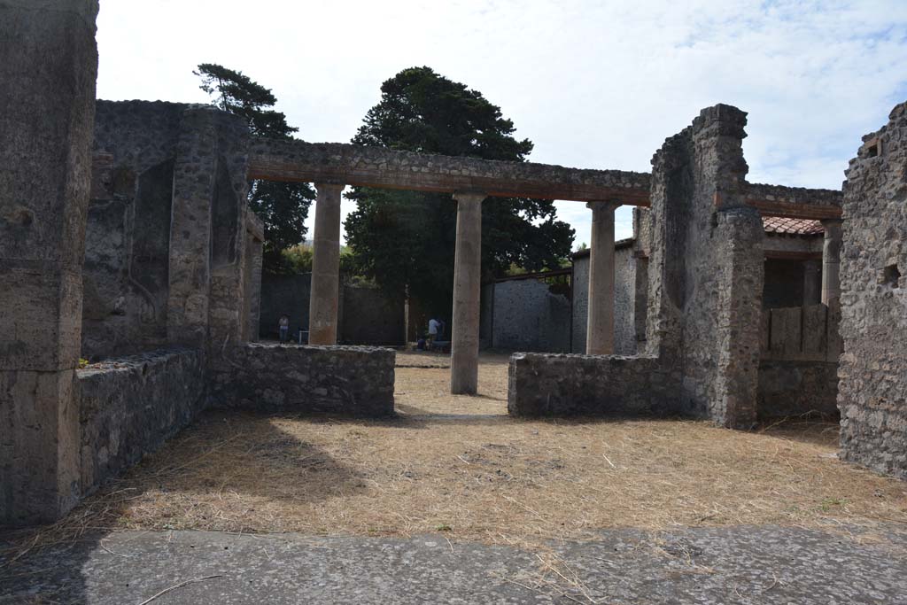 IX.14.4 Pompeii. September 2019. Tablinum H, looking south from atrium towards portico and peristyle.
Foto Annette Haug, ERC Grant 681269 DÉCOR.
