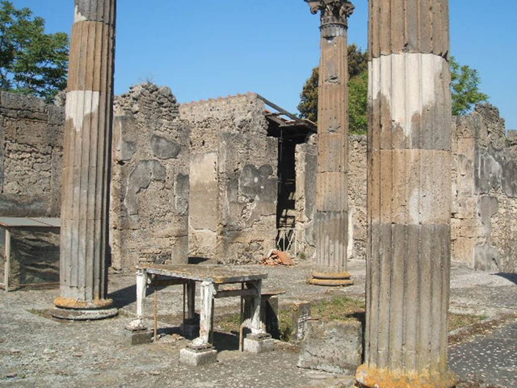 IX.14.4 Pompeii. May 2005. Looking north-west across atrium B towards room 31, before restoration. 