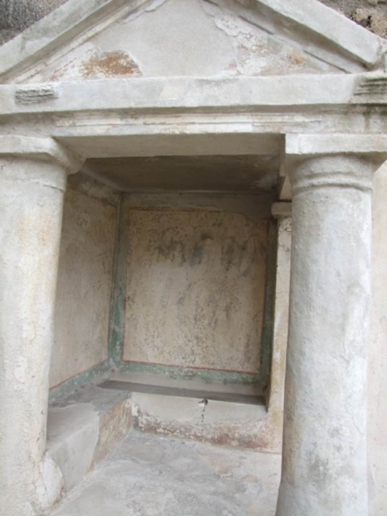 IX.14.4 Pompeii.  December 2007.  Household Lararium shrine 32. Upper half with column and pediment.  