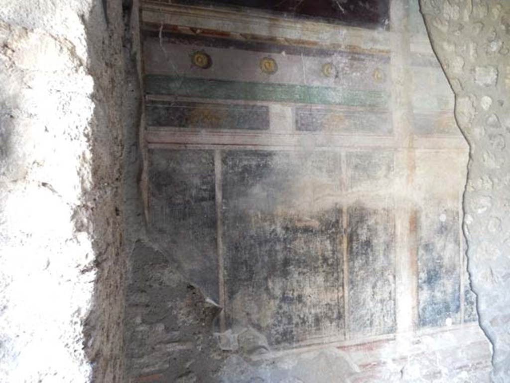 IX.14.4 Pompeii. May 2017. Room 14, oecus, detail of south wall in south-east corner.
Photo courtesy of Buzz Ferebee.
