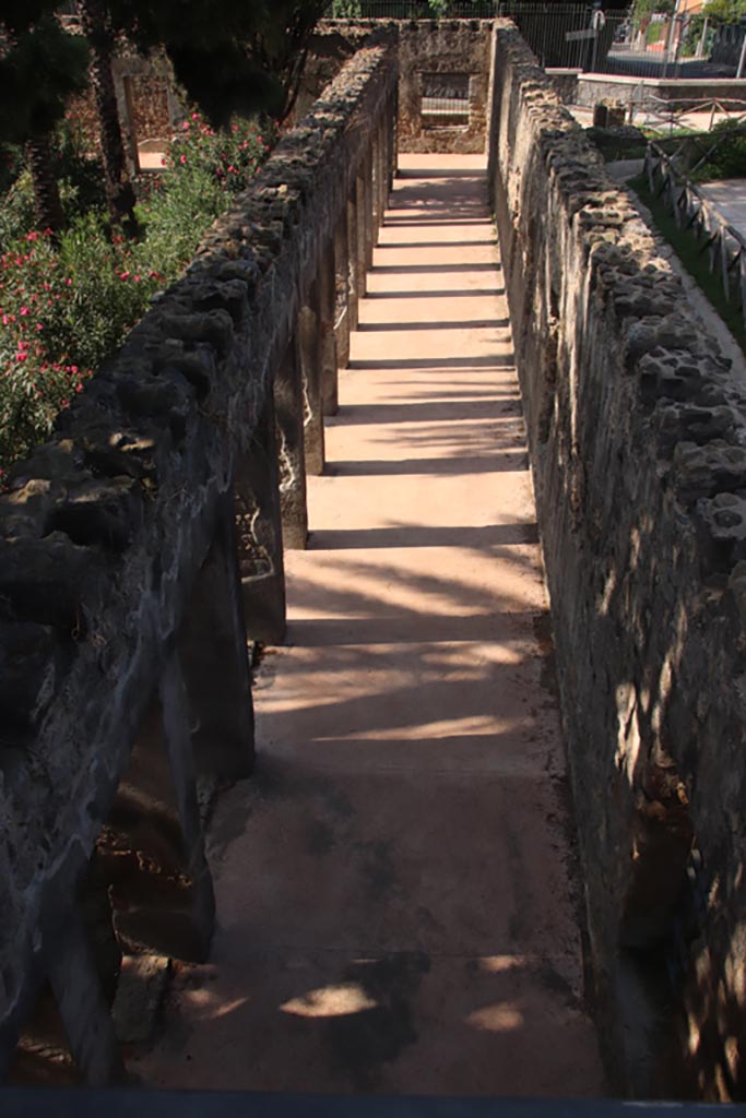 HGW24 Pompeii. Villa of Diomedes. October 2023. 
Looking south across north portico, from upper terrace. Photo courtesy of Klaus Heese.
