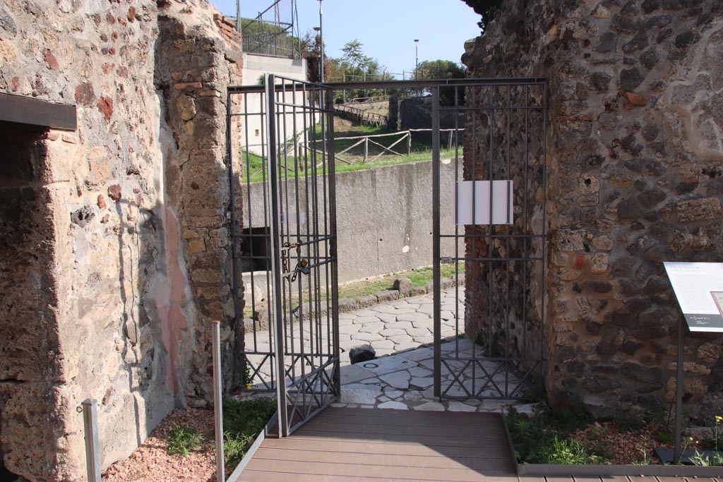 HGW24 Pompeii. Villa of Diomedes. October 2023. Looking east through entrance doorway. Photo courtesy of Klaus Heese.