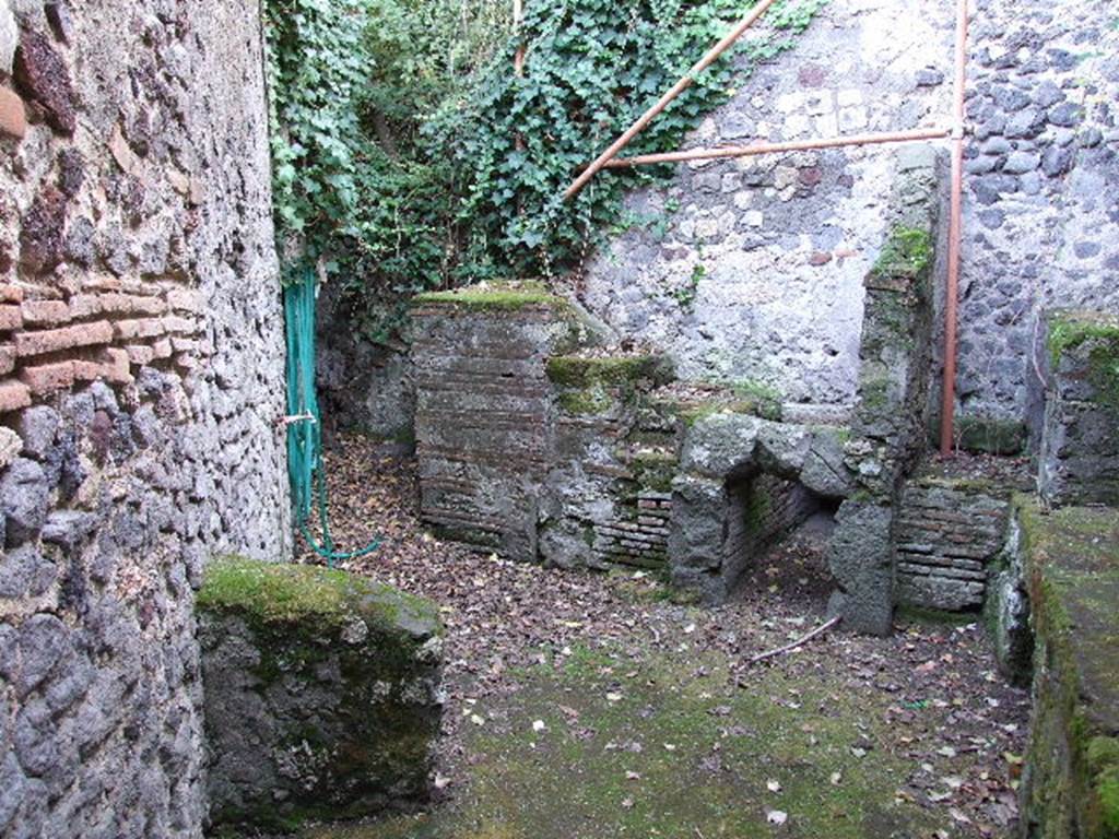 HGW24 Pompeii. December 2006. Small area in baths complex with furnace.