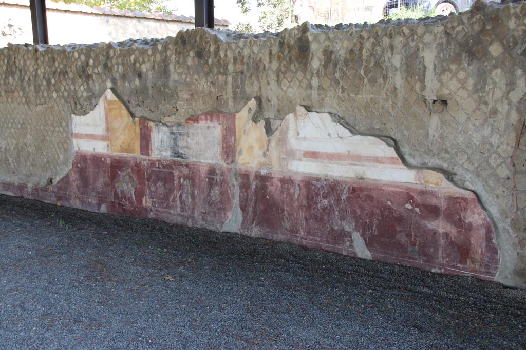 Villa San Marco, Stabiae, October 2022. Portico 1, painted decoration on south wall. Photo courtesy of Klaus Heese.