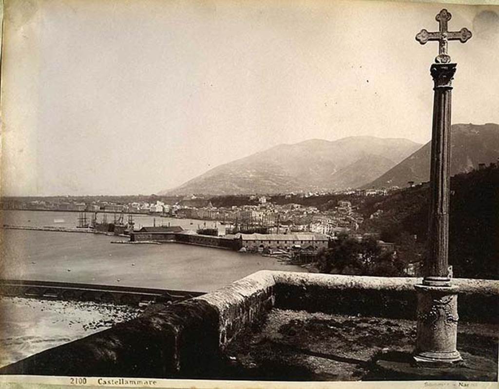 Castellammare di Stabia, Villa San Marco, Late 19th century Giorgio Sommer photograph of white marble altar. During the 18th and 19th centuries the altar was used to support a Corinthian column at the top of which was a cross. This was located in a panoramic position on the old Sorrento road. It suffered considerable exposure to sea air, oxidisation and vandalism before being replaced by a resin copy and the original removed and restored.
This can be seen on the cover of “Pompei tra Sorrento e Sarno” in a position overlooking Castellammare di Stabia. There is also a photo c.2001, on the inner front leaf, showing it still in situ and covered in graffiti, taken by M. Russo. See Comitato per gli Scavi di Stabia. “Pompei tra Sorrento e Sarno”, Rome: Bardi Editore, 2001. See Pagano M., 2003 in Rivista di Studi Pompeiani XIV. Roma: L’Erma di Bretschneider. p. 349-351, figs. 6-8.