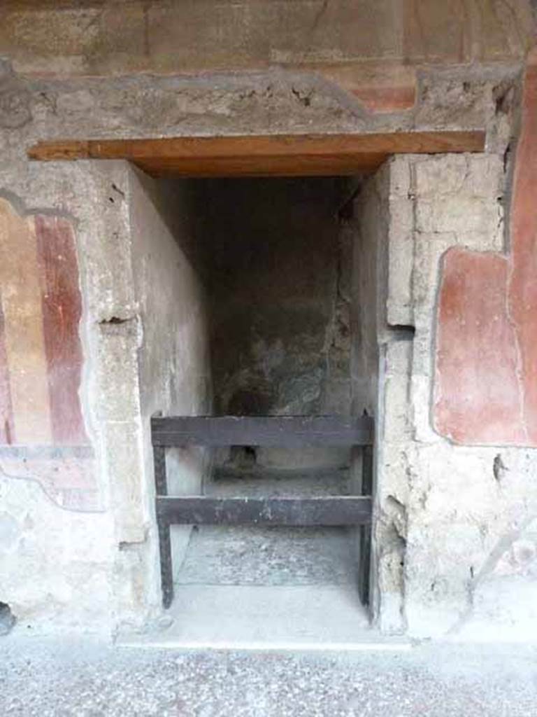 Villa of Mysteries, Pompeii. May 2010. Unnumbered room on east side of peristyle C with second entrance in vestibule 66.
