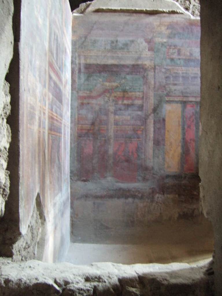 Villa of Mysteries, Pompeii. May 2006. Room 16, cubiculum, from room 20.
