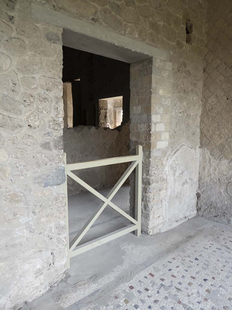 Villa of Mysteries, Pompeii. September 2017. Doorway to room 13, at west end of portico P4.
Foto Annette Haug, ERC Grant 681269 DÉCOR.
