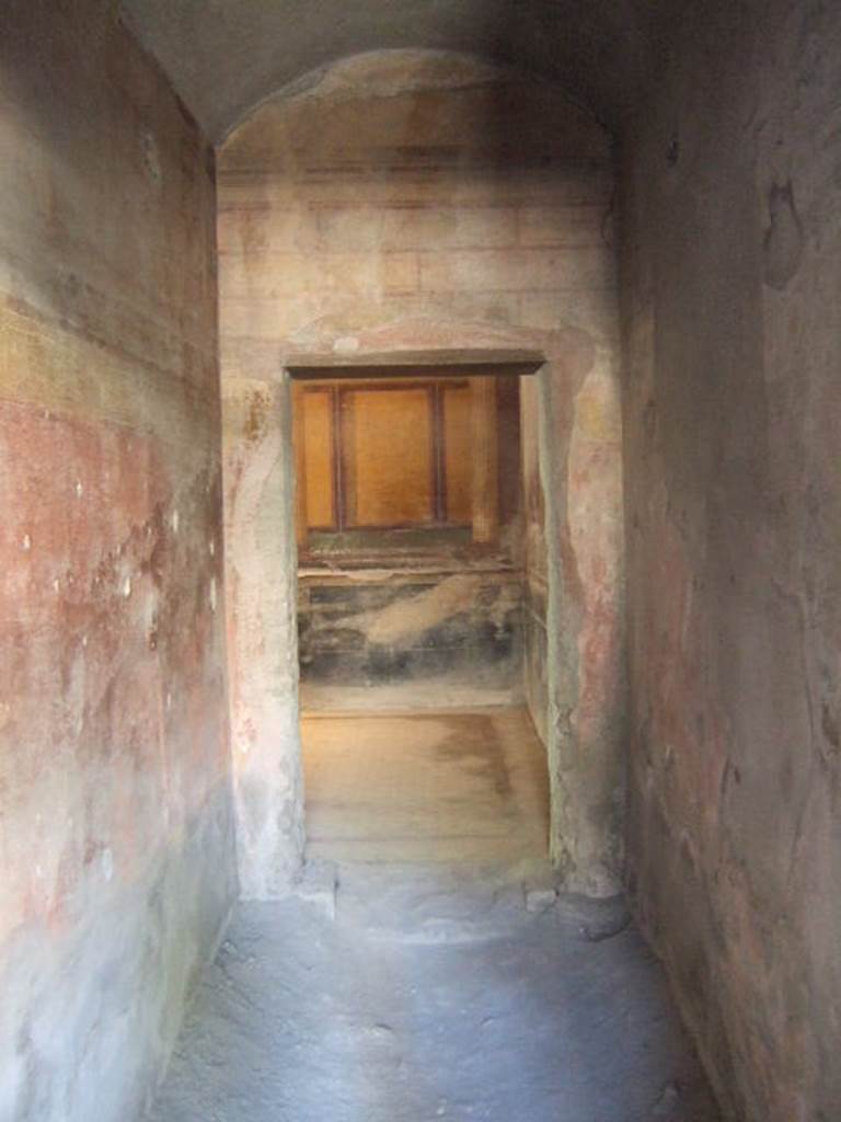 Villa of Mysteries, Pompeii. May 2006. Corridor 7, looking west to room 6.