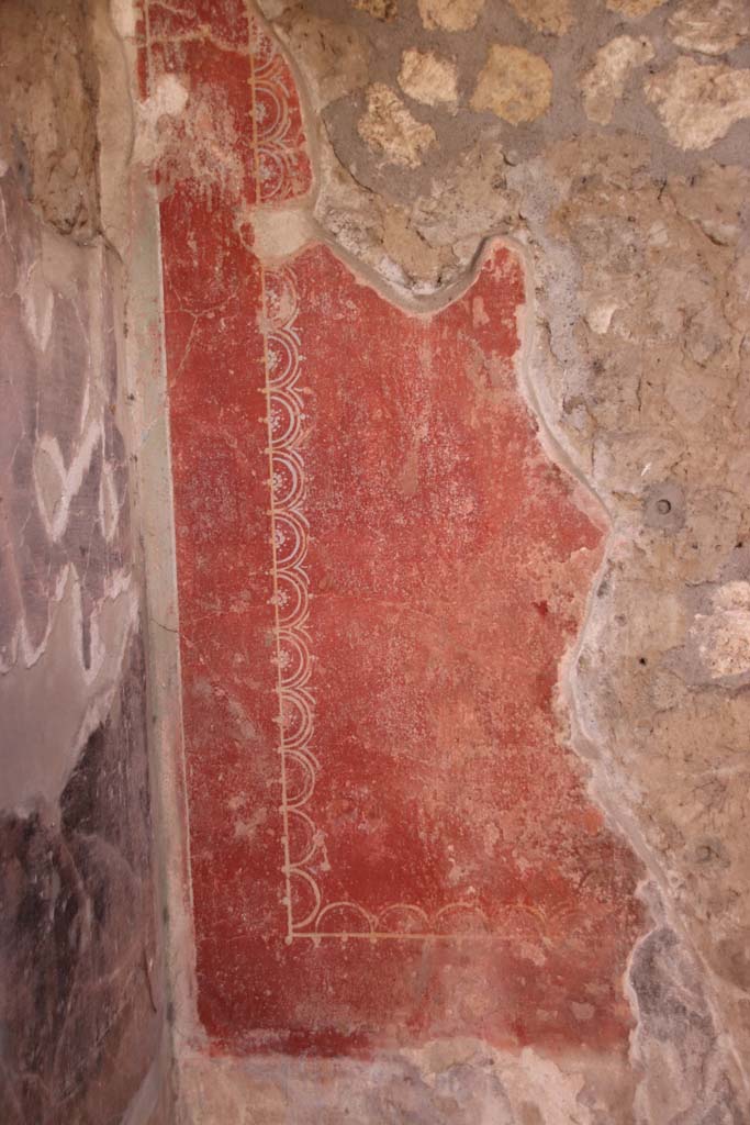 Villa Regina, Boscoreale. September 2021. 
Room IV, detail from lower north wall in north-west corner of triclinium. Photo courtesy of Klaus Heese.
