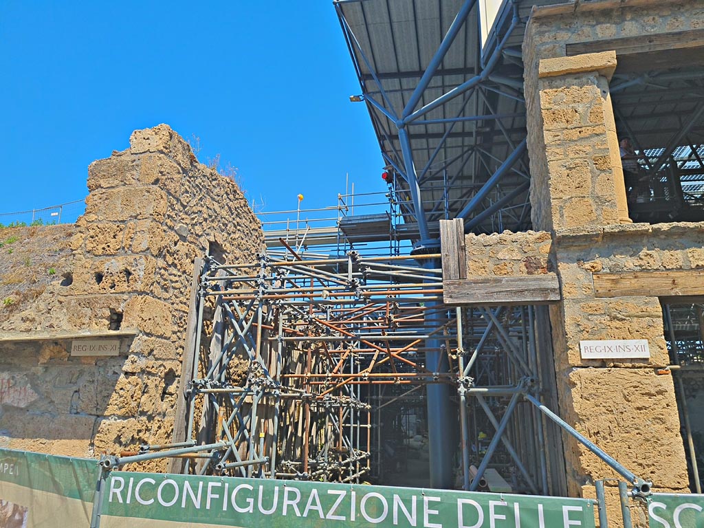 Unnamed roadway between IX.11 and IX.12 on north side of Via dell’Abbondanza. June 2024. Photo courtesy of Giuseppe Ciaramella.