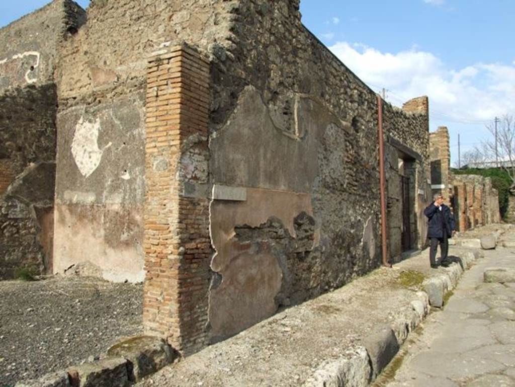 Unnamed vicolo between IX.2 and IX.3. North side. Looking east to junction with Vicolo di Tesmo, along wall between IX.3.18 and IX.3.19. March 2009.