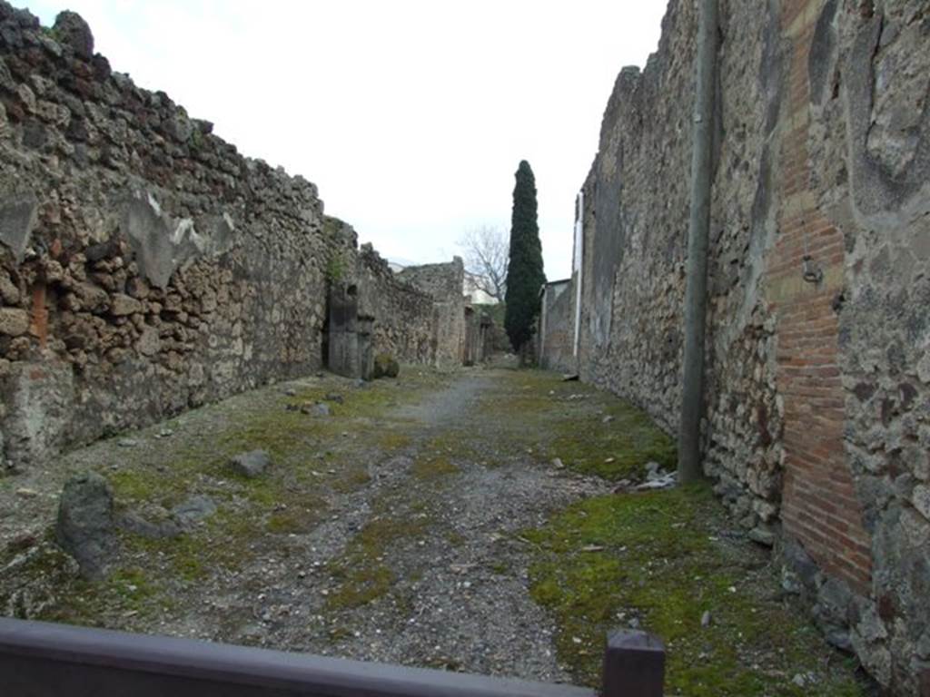 Unnamed vicolo between IX.9 and IX.8.  Looking south from Via di Nola. March 2009.