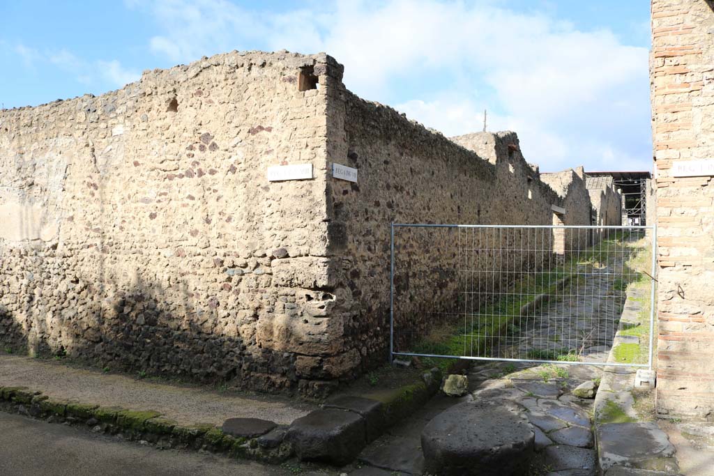 Unnamed vicolo, Pompeii, between I.8, on left, and I.9, on right. December 2018. 
Looking north from junction with Via di Castricio. Photo courtesy of Aude Durand.
