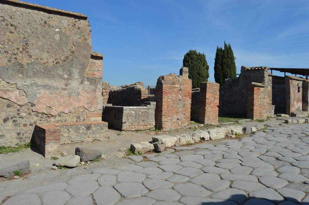 Via Consolare, east side, Pompeii. October 2017. Looking south along east side, from VI.1.2, on left, towards Vi.1.5, on right.
Foto Taylor Lauritsen, ERC Grant 681269 DÉCOR.

