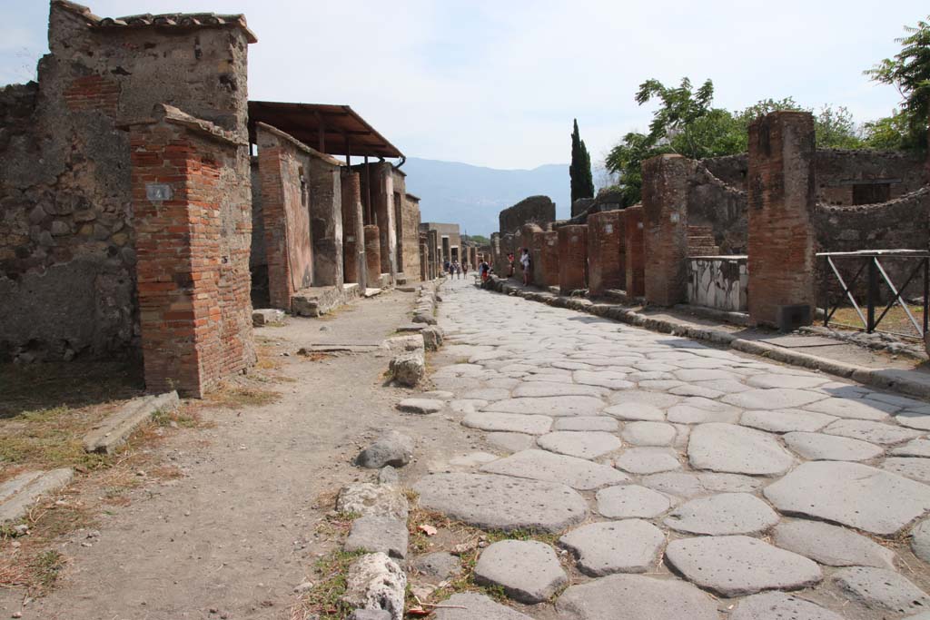 Via Consolare, Pompeii. September 2021. Looking south between VI.1 and VI.17, from VI.1.4, on left. Photo courtesy of Klaus Heese.