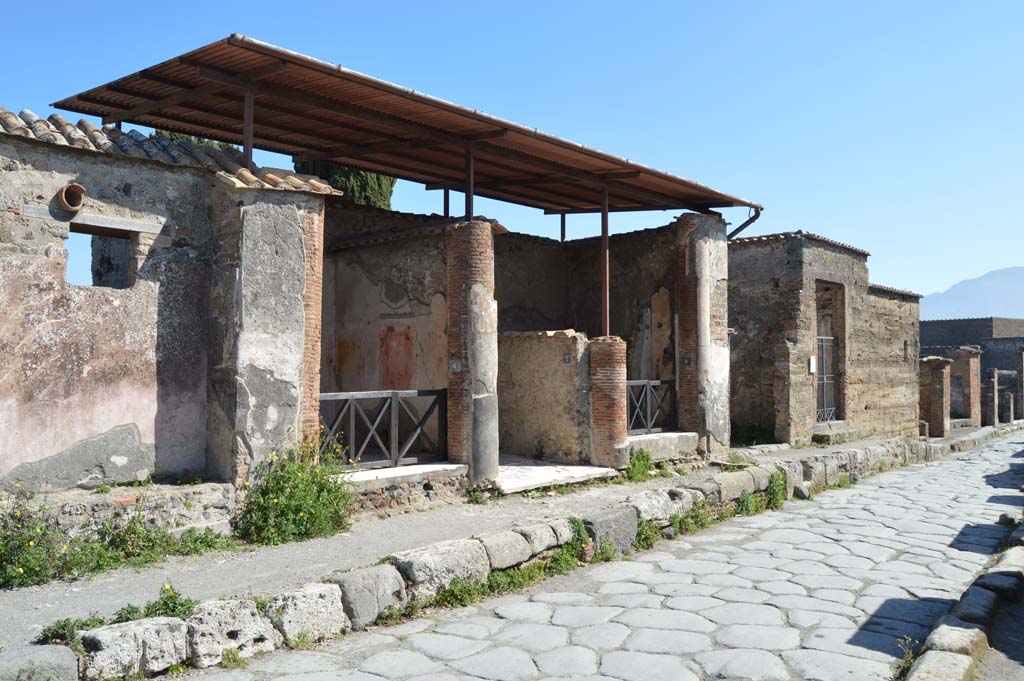 Via Consolare, east side, Pompeii. March 2019. Looking south-east on Via Consolare towards entrances, with VI.1.7, in centre.
Foto Taylor Lauritsen, ERC Grant 681269 DÉCOR.

