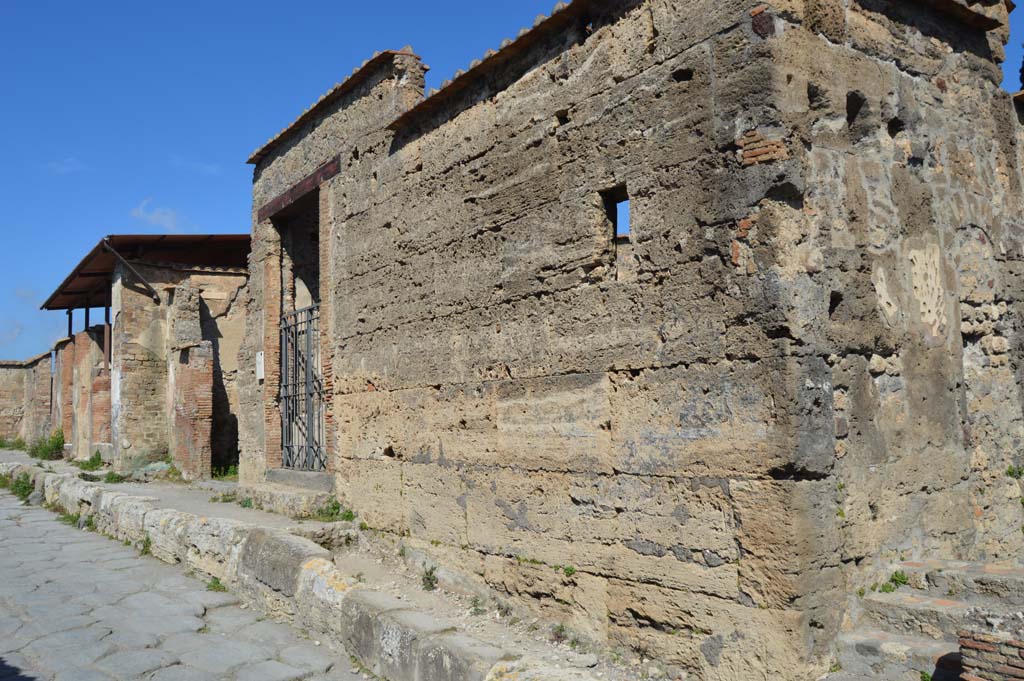 Via Consolare, east side, Pompeii. March 2019. Looking north towards entrance doorway of VI.1.10, centre left. 
Foto Taylor Lauritsen, ERC Grant 681269 DÉCOR.
