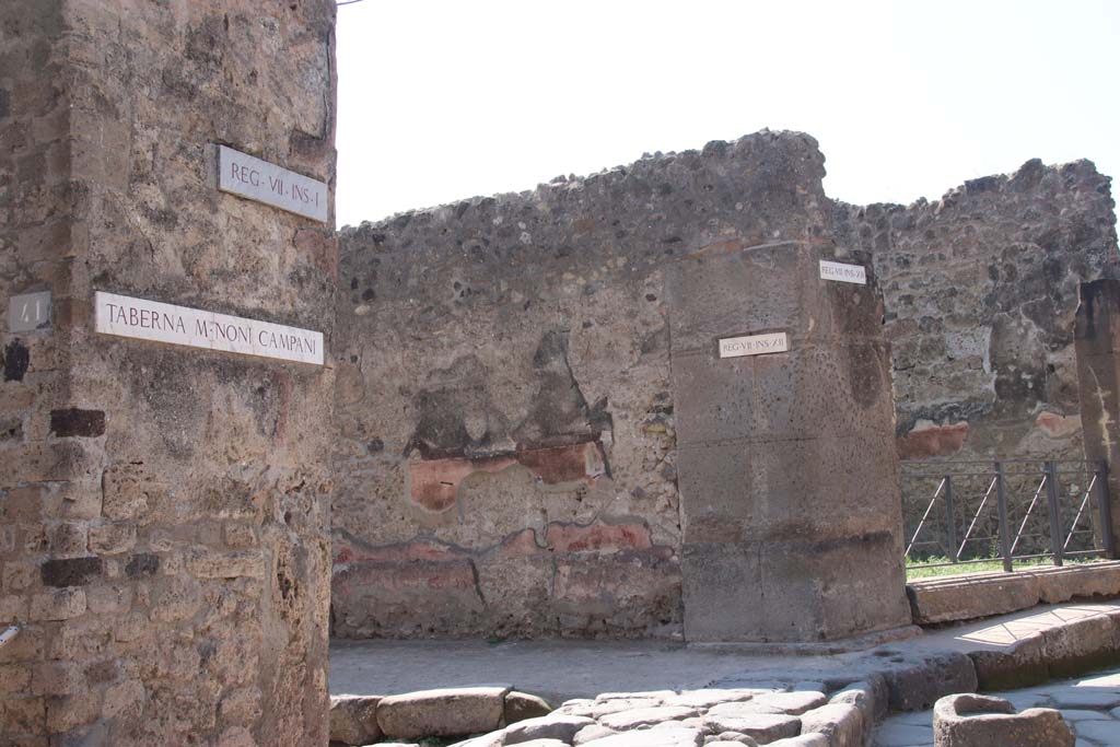 Via degli Augustali, south side, September 2017. Looking south-west to the junction with Vicolo del Lupanare.

