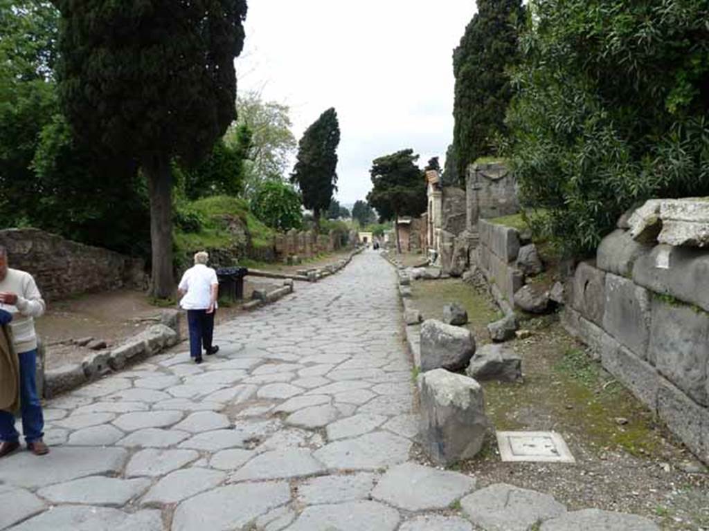 Via Pomeriale, May 2010. Looking north along Via dei Sepolcri from the east part of Via Pomeriale. The entrance to the west part of Via Pomeriale was on the left, near the first tree and where the kerb is missing.