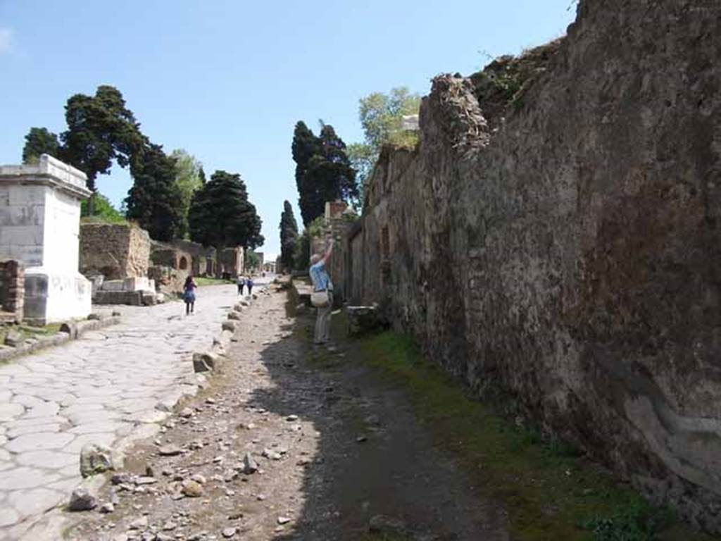 Via dei Sepolcri, west side, May 2010. Looking south from HGW23 to junction with Via Superior.