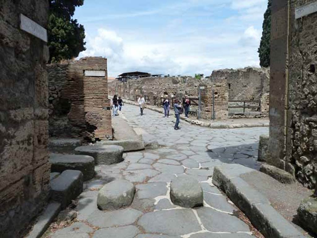 Via dei Teatri, May 2010. Looking north from crossroads with Vicolo delle Pareti Rosse, on left, and Via del Tempio d’Iside, on right.