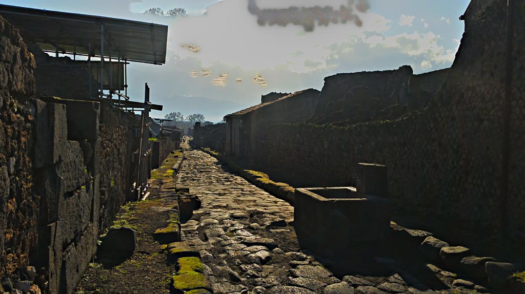 Via del Vesuvio, Pompeii. December 2019. Looking south between V.6 and VI.16. Photo courtesy of Giuseppe Ciaramella.