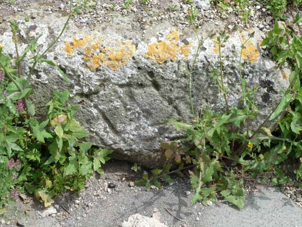 Via del Vesuvio, east side, May 2010. Detail of above mason’s marks on road edging.