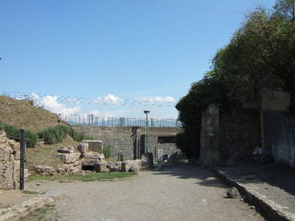 Via dell’Abbondanza between III.7 and II.5. Looking east to the Sarno Gate. September 2006.