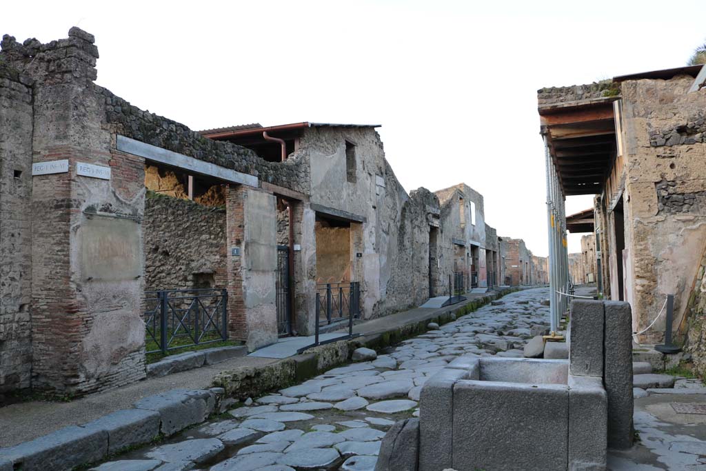 Via dell’Abbondanza, December 2018. Looking west between Insula I.6 and IX.7. Photo courtesy of Aude Durand.