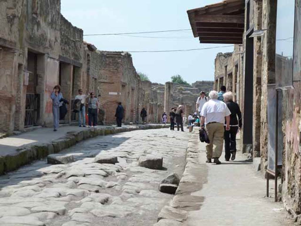 Via dell’Abbondanza. May 2010. Looking west between I.6 and IX.7.