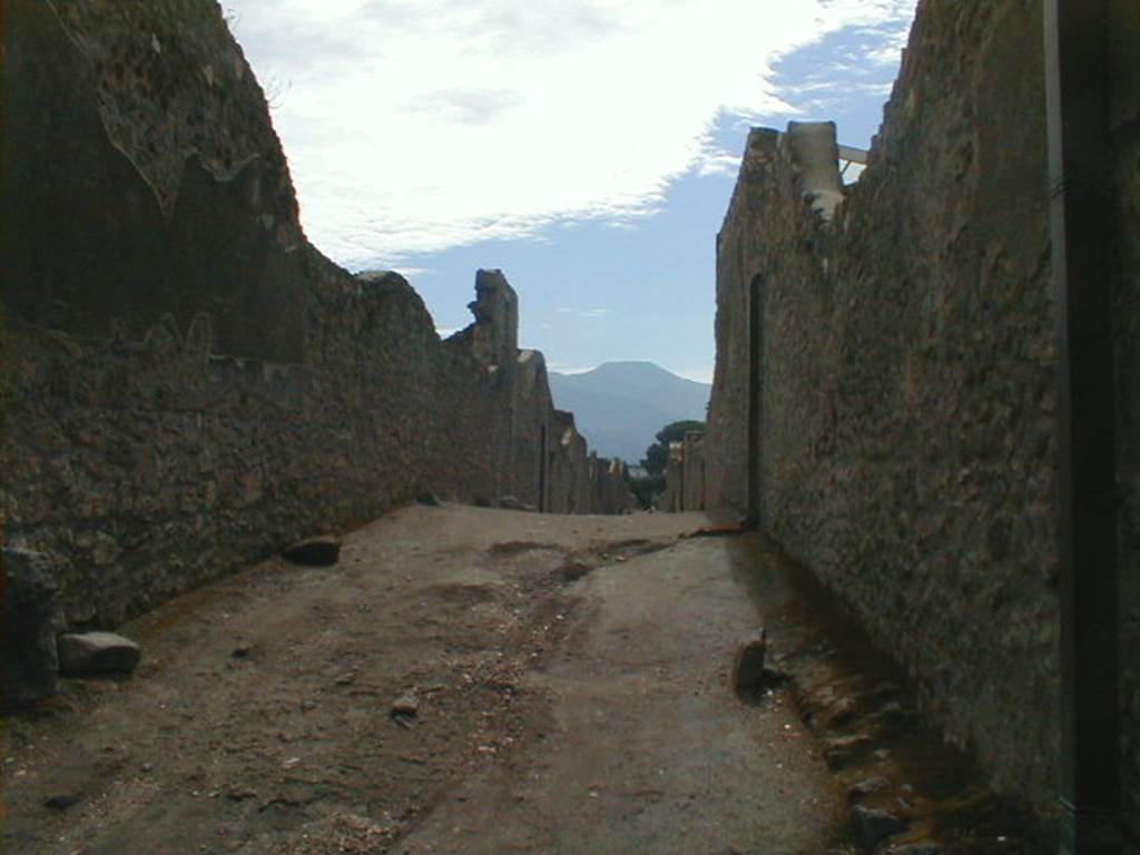 Vicolo dei Fuggiaschi. Looking south from junction with Via dell’Abbondanza. September 2004.