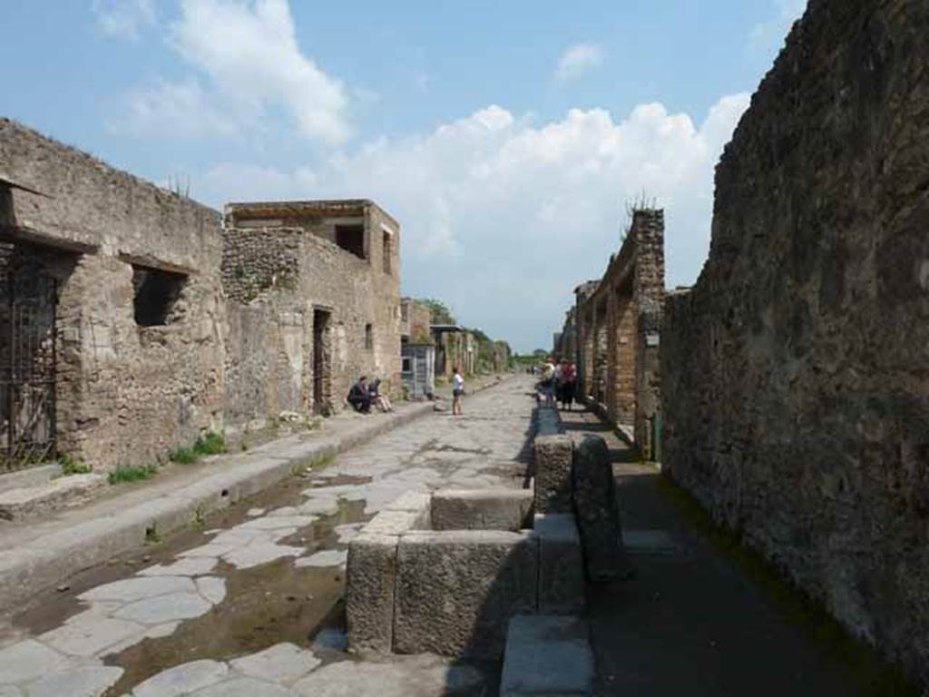 Via dell’Abbondanza. May 2010. Looking east between III.4 and II.1.