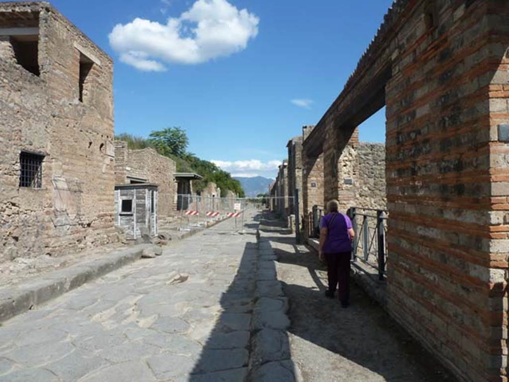 Via dell’Abbondanza. September 2015. Looking east between III.4 and II.1.