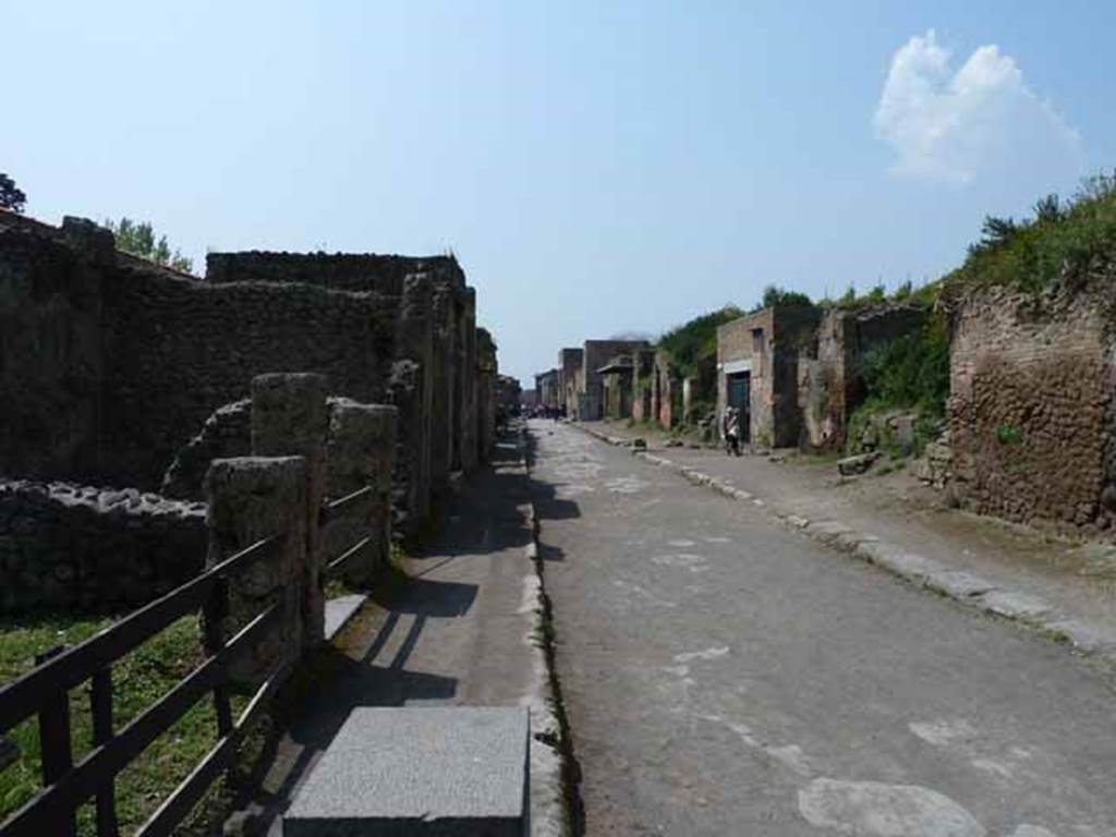 Via dell’Abbondanza. May 2010. Looking west between II.3 and III.6 from near II.3.5.