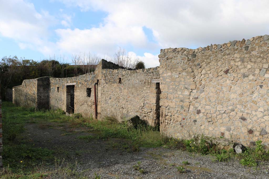 Via della Palestra, north side. December 2018. 
Looking north-west, with doorway to I.16.5, centre left, and I.16.6, centre right. Photo courtesy of Aude Durand.

