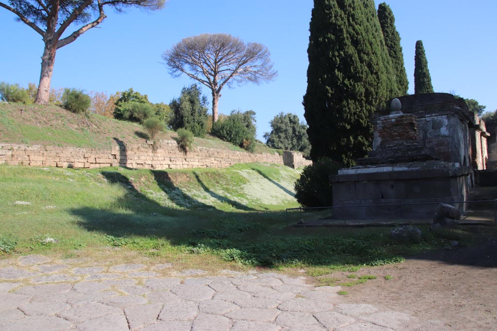 Via delle Tombe, Pompeii. October 2022. 
Looking north-east towards city walls and tombs, from junction with Via di Nocera. Photo courtesy of Klaus Heese.
