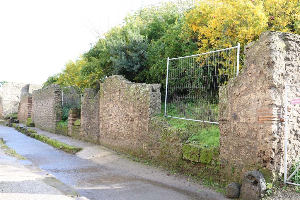 Via di Castricio, south side, Pompeii. December 2018. 
Looking south-east, from I.18.1, on left to I.18.4, on right. Photo courtesy of Aude Durand.
