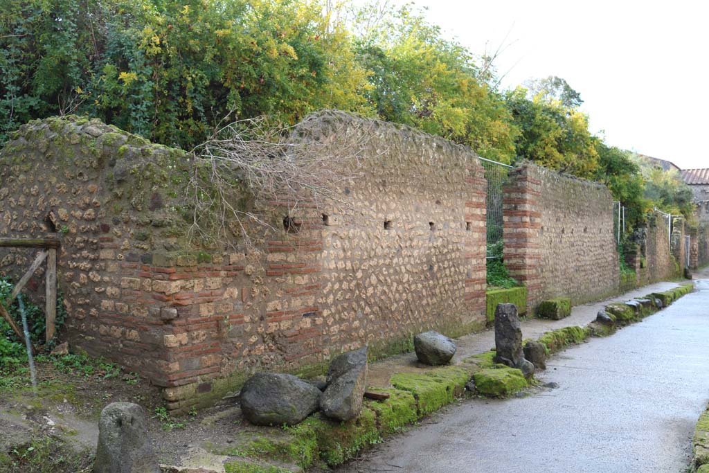 Via di Castricio, south side, Pompeii. December 2018. 
Looking south-west from junction with unnamed vicolo, on left, towards I.18.4 to I.18.1. on right.  Photo courtesy of Aude Durand
