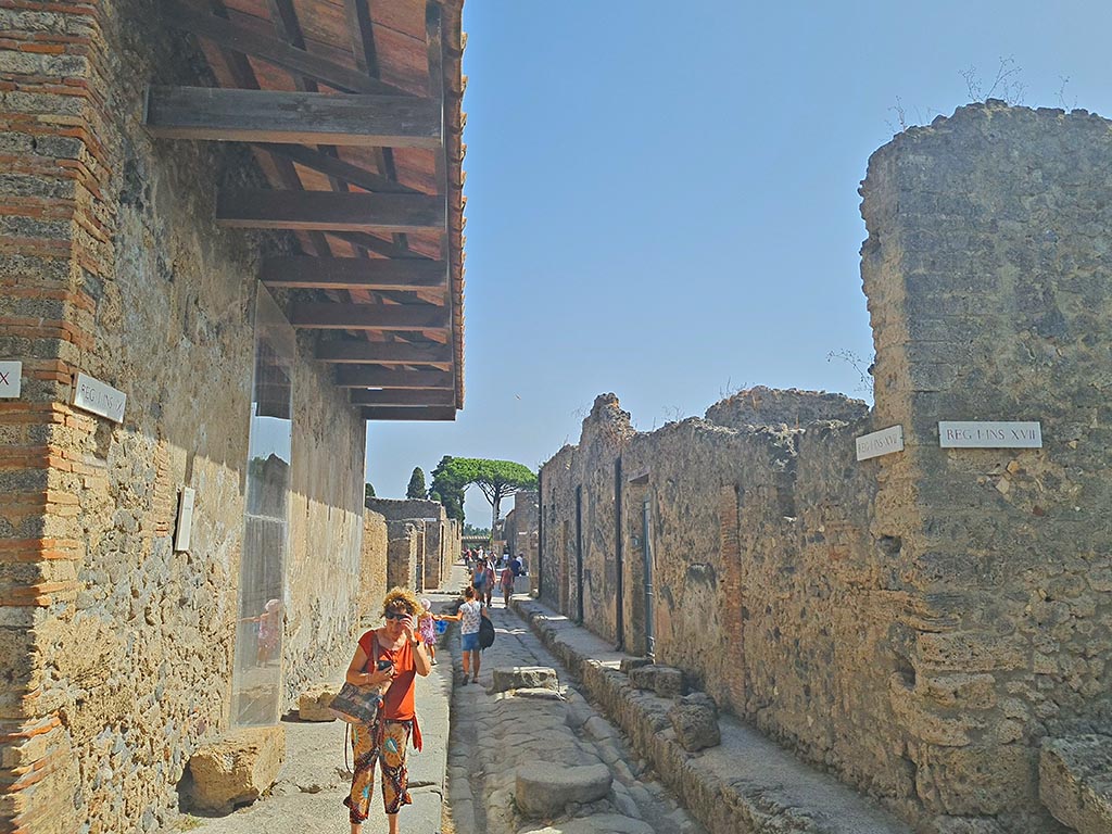 Via di Castricio, Pompeii. September 2024. Looking east between I.9 and I.17. Photo courtesy of Giuseppe Ciaramella.