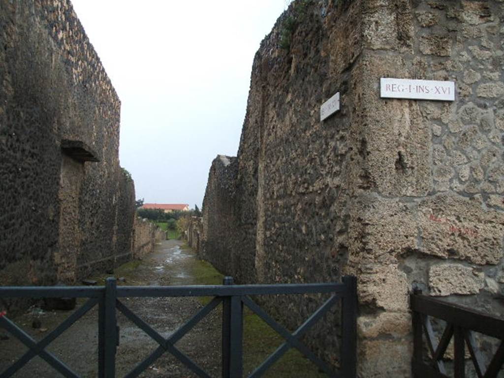 Vicolo della Nave Europa between I.15 and I.16. December 2004.Looking south from the junction with Via di Castricio. 
