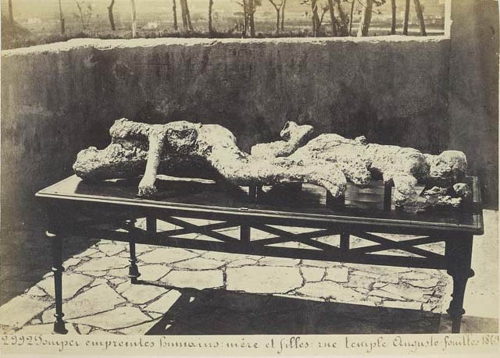 Vicolo degli Scheletri. Undated photograph by Amodio, numbered 2992 from an album dated c.1873.  Plaster cast of two human fugitives, numbers 2 and 3, found between Reg VII.11 and VII.14, on 3rd-5th February 1863. Photo courtesy of Rick Bauer.
