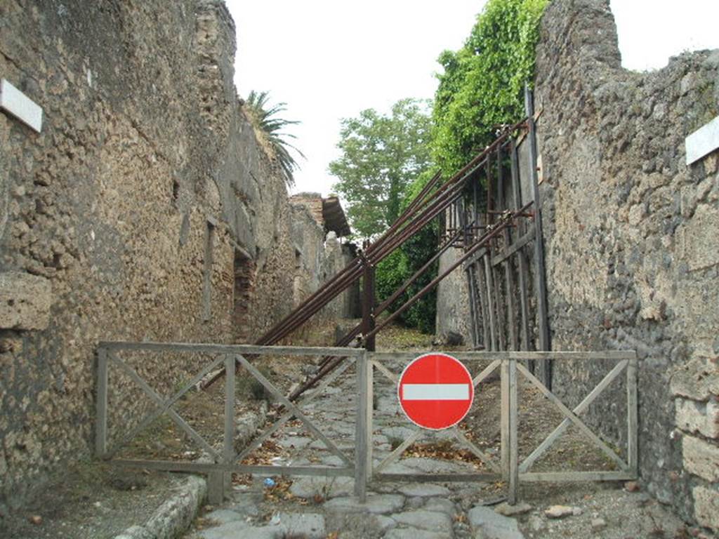 Vicolo dei Gladiatori. Looking north. May 2005.