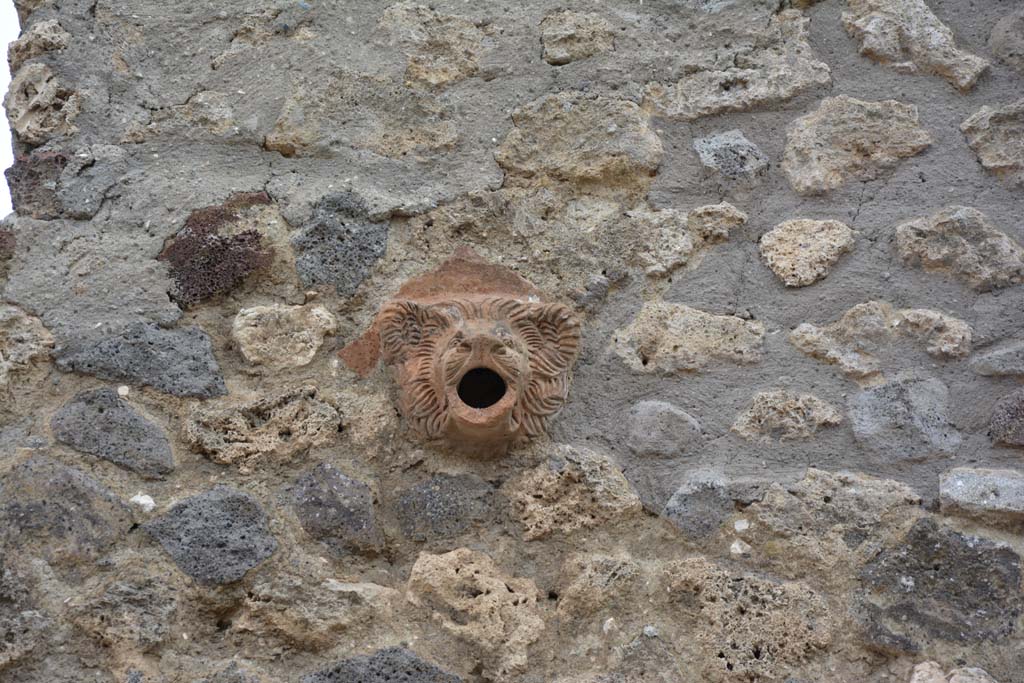 Vicolo del Centenario, west side, Pompeii. May 2017. Terracotta mask of lion set into upper wall.
Foto Christian Beck, ERC Grant 681269 DÉCOR.
