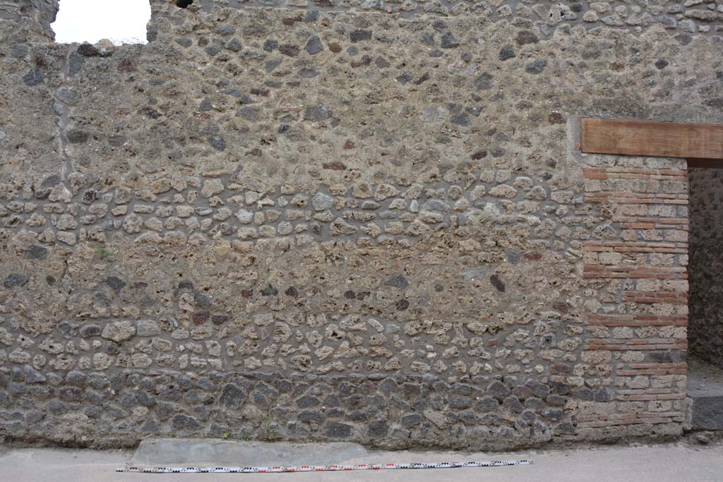 Vicolo del Centenario, west side, Pompeii. May 2017. Lower exterior wall of IX.5.14-16, cont’d, with doorway at IX.5.15, on right.
Foto Christian Beck, ERC Grant 681269 DÉCOR.

