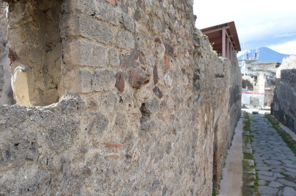 Vicolo del Centenario, west side. March 2018. Looking north along upper wall with IX.5.13, doorway in centre.  
Foto Taylor Lauritsen, ERC Grant 681269 DÉCOR.
