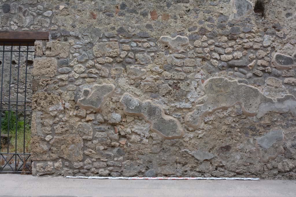 Vicolo del Centenario, west side, Pompeii. May 2017. Lower wall on north side of IX.5.13, on left.
Foto Christian Beck, ERC Grant 681269 DÉCOR.


