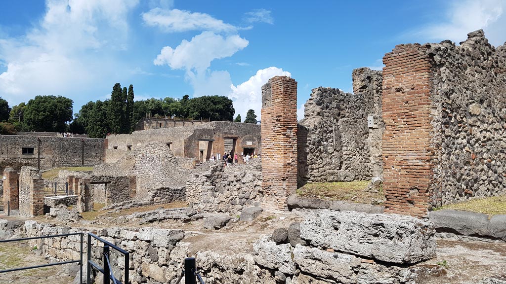 Vicolo del Conciapelle, Pompeii. August 2023.
Looking north-west towards junction with Via Stabiana, on left, with entrance doorway to I.2.29, centre right, with I.2.28 on right. 
Photo courtesy of Maribel Velasco.
